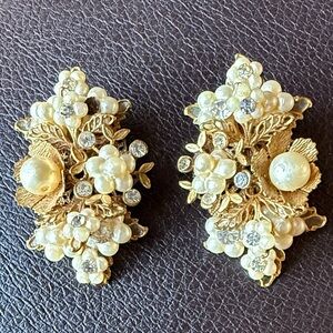 Miriam Haskell vintage unsigned Gold and Pearl Cluster clip on Earrings